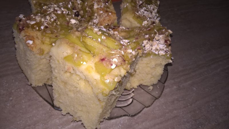 Maślankowe ciasto z rabarbarem