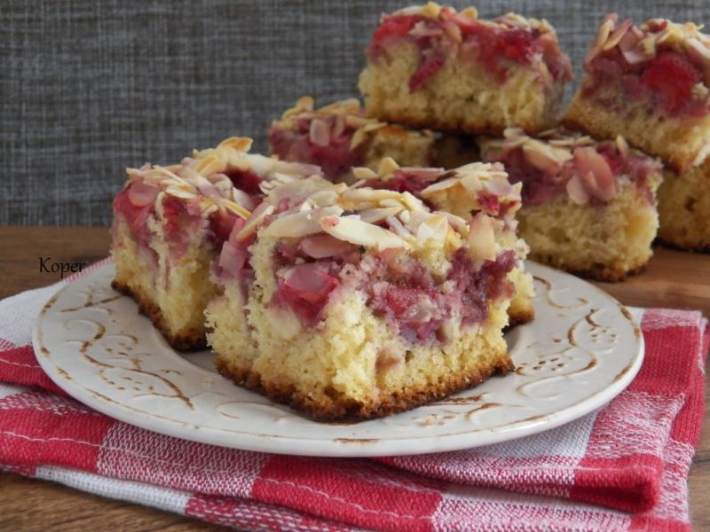 Maślankowe ciasto z truskawkami Maślankowe ciasto z truskawkami