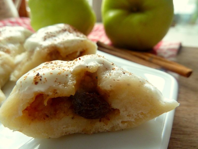 Maślankowe pierogi z szarlotkowym nadzieniem