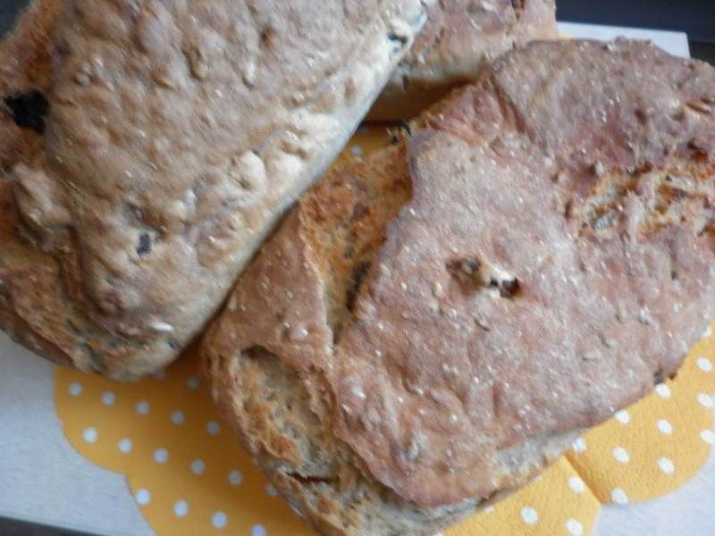 Maślankowy chlebek z rodzynkami i morelami