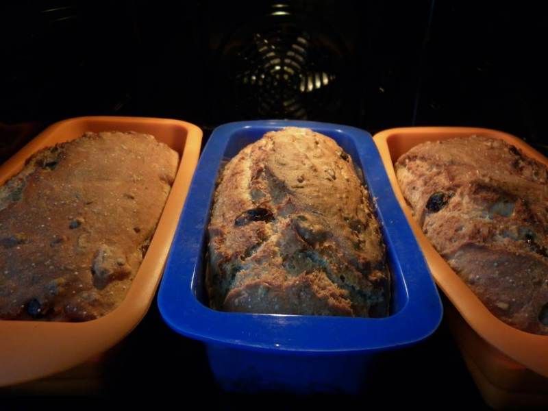 Maślankowy chlebek z rodzynkami i morelami