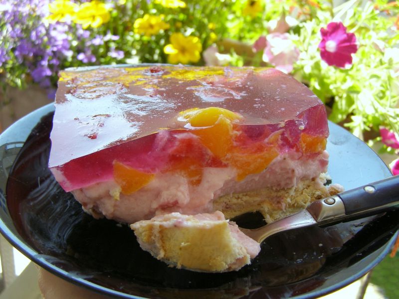 Maślankowy deser z truskawkami, galaretką