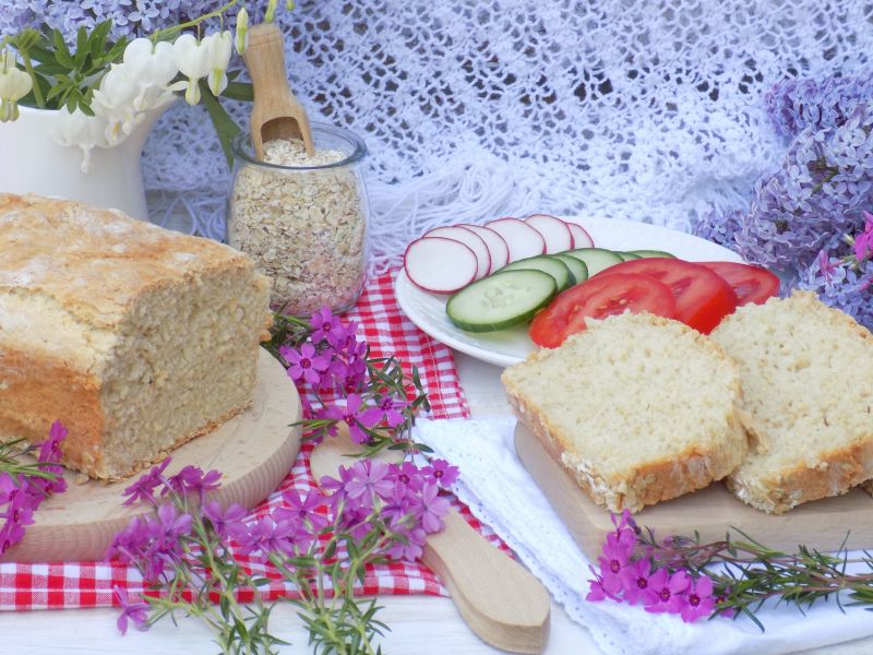 Maślany chleb na jogurcie z płatkami owsianymi