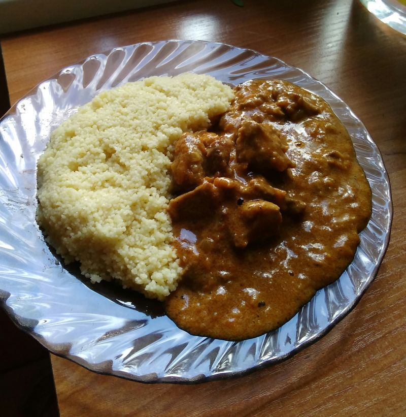 Maślany kuskus z gulaszem z łopatki wieprzowej