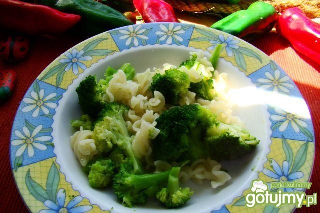 Maślany makaron z brokułami  Maślany makaron z brokułami