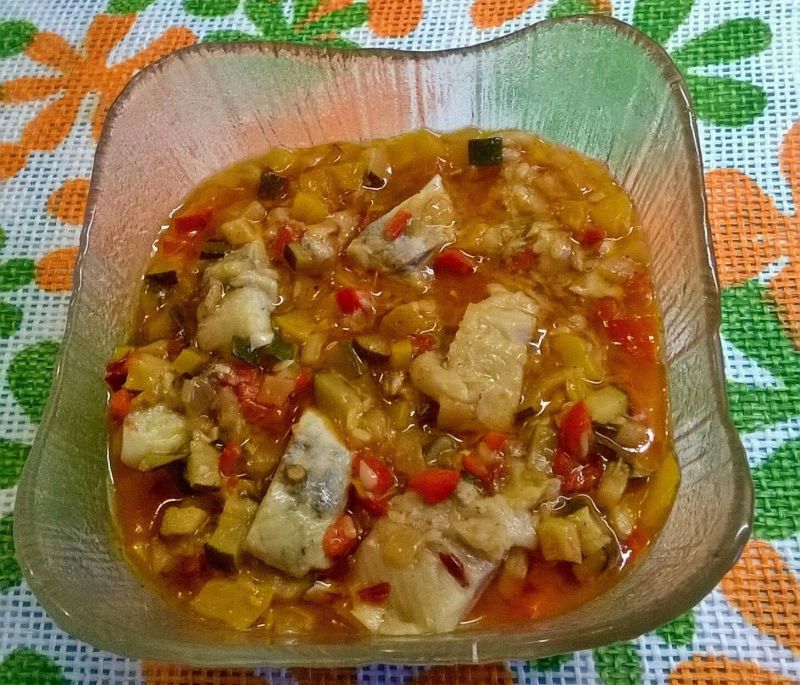 Matiasy w ostrym sosie z cukinią, papryką, cebulą