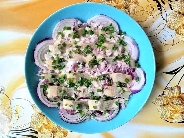 Matiasy w sosie jogurtowo - majonezowym z cebulą Matiasy w sosie jogurtowo - majonezowym z cebulą