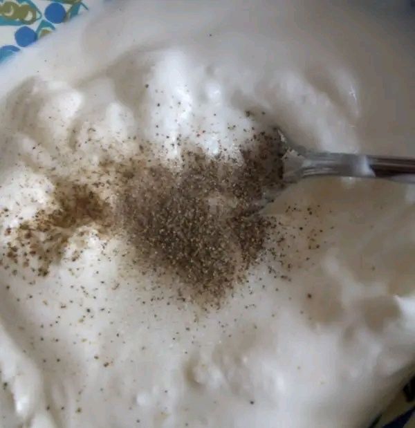 Matiasy w sosie jogurtowo - majonezowym z cebulą