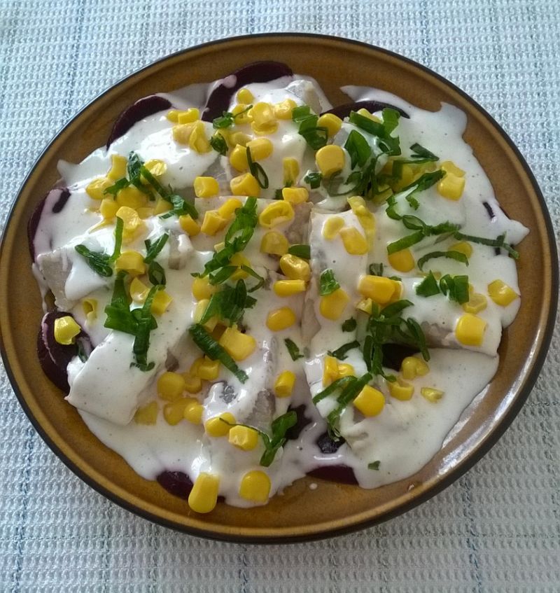 Matiasy z buraczkiem i kukurydzą konserwową