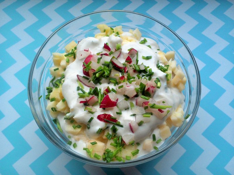 Matiasy z jabłkiem, rzodkiewką i cebulką