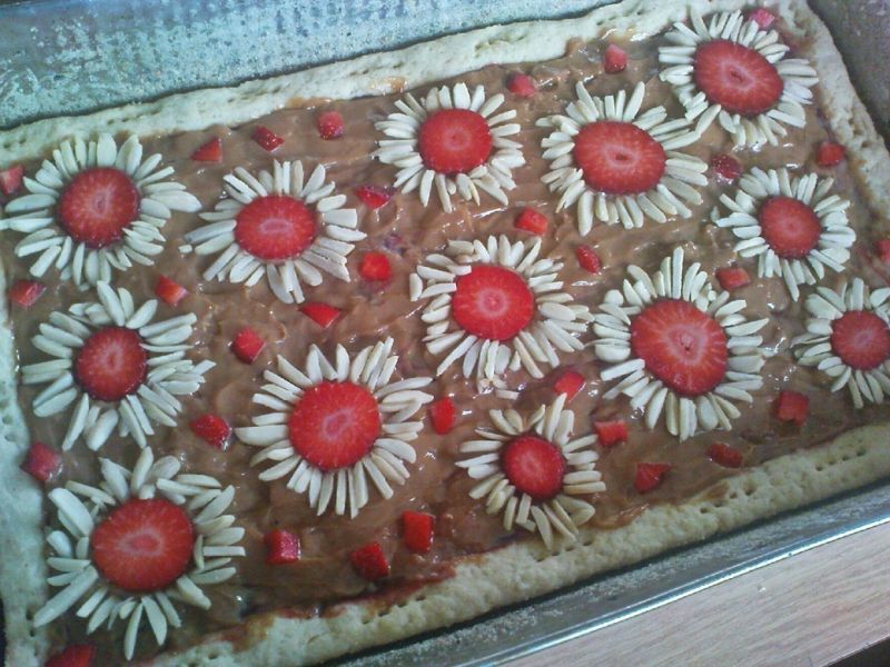 Mazurek kajmakowy z truskawkami Mazurek kajmakowy z truskawkami