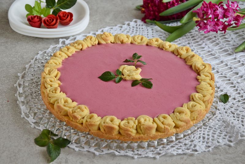 Mazurek malinowy z różami 