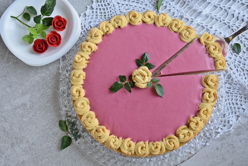 Mazurek malinowy z różami 