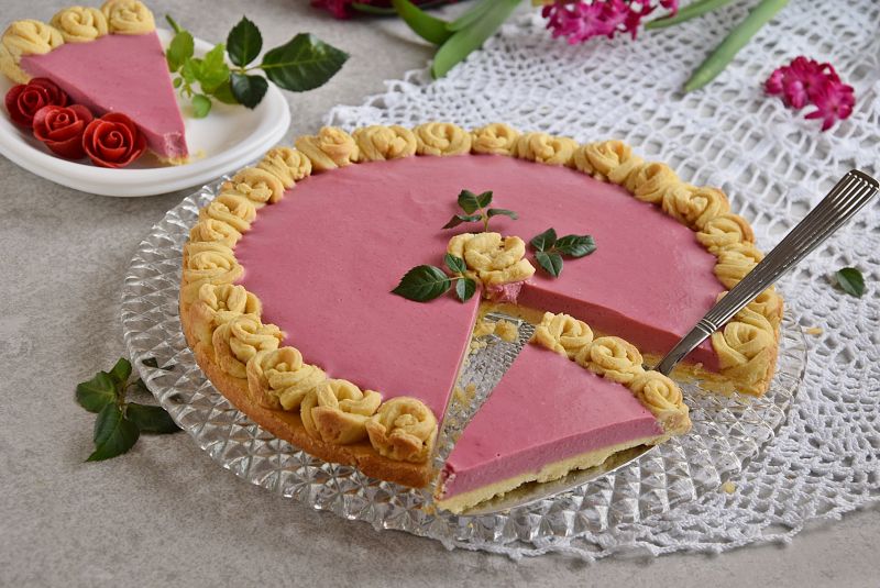 Mazurek malinowy z różami 