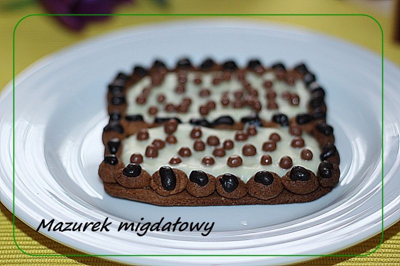 Mazurek orzechowo  migdałowy kwadracik 