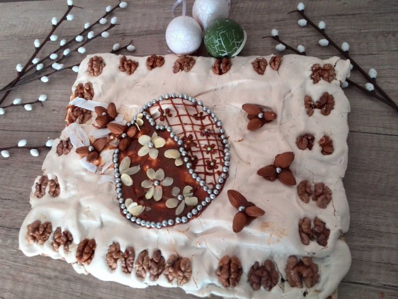 Mazurek orzechowy z bezą Mazurek orzechowy z bezą