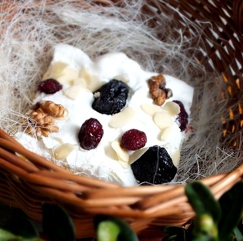 Mazurek z bezą i bakaliami Mazurek z bezą i bakaliami