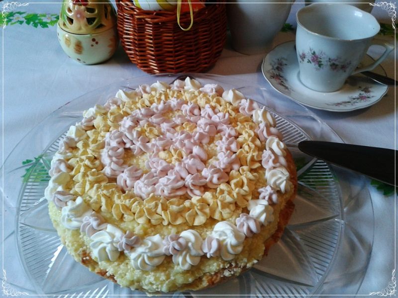 Mazurek z budyniem, jabłkami i bitą śmietaną  Mazurek z budyniem, jabłkami i bitą śmietaną