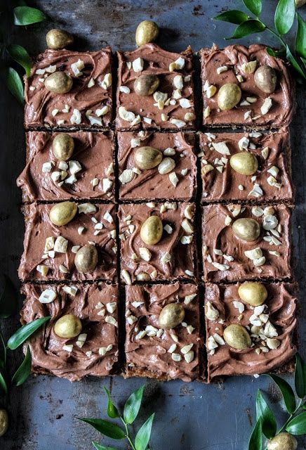 Mazurek z daktylami i kremem sezamowym  Mazurek z daktylami i kremem sezamowym