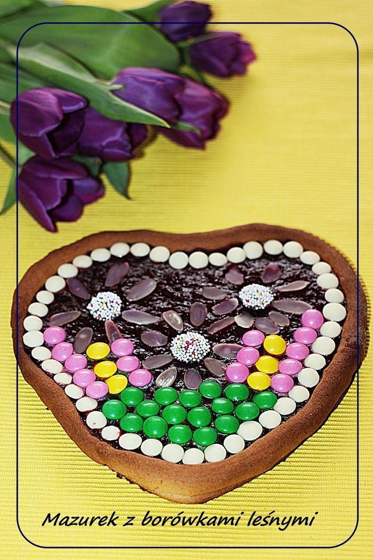 Mazurek z mąki krupczatki z borówkami 