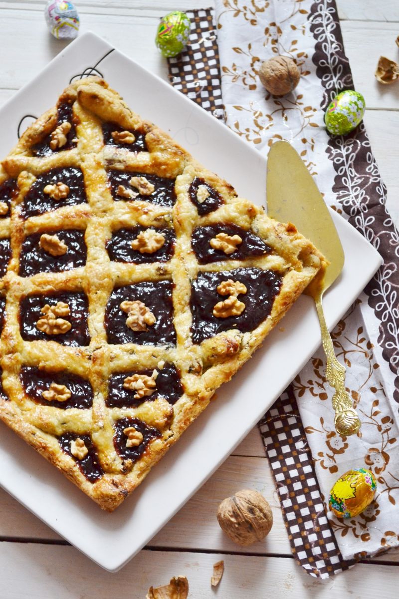 Mazurek z powidłami i suszonymi śliwkami