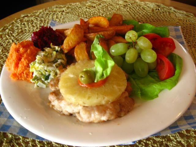 Medalion cielęcy z ananasem.