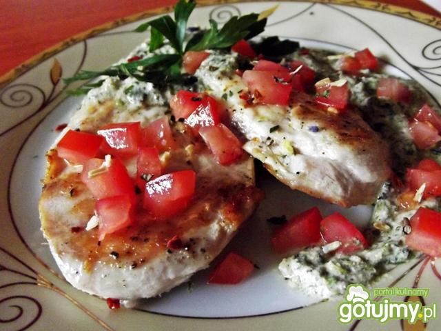 Medaliony drobiowe w sosie szpinakowym