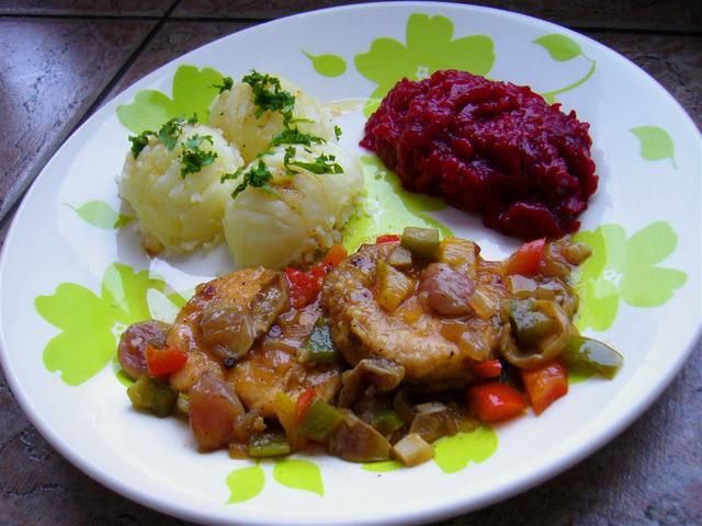 Medaliony drobiowe z winogronem i papryk