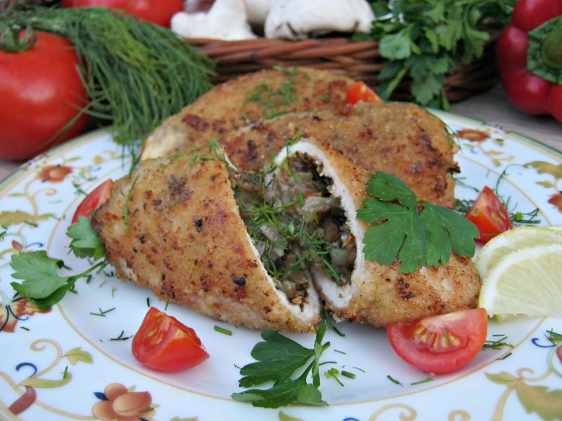 Medaliony schabowe z cebulowo-serowym farszem Medaliony schabowe z cebulowo-serowym farszem