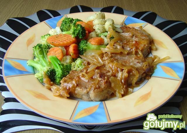 Medaliony wieprzowe z podsmażaną cebulką Medaliony wieprzowe z podsmażaną cebulką