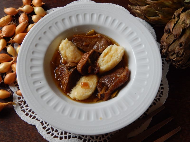 Medaliony z kaczki z kluseczkami z kaszy manny 