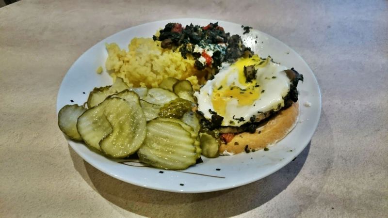 Medaliony z łososia z szpinakiem i warzywami