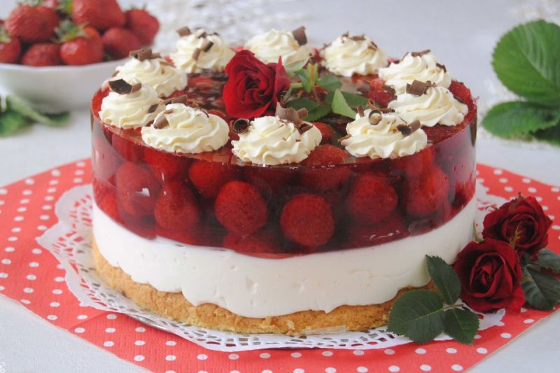 Mega truskawkowy torcik