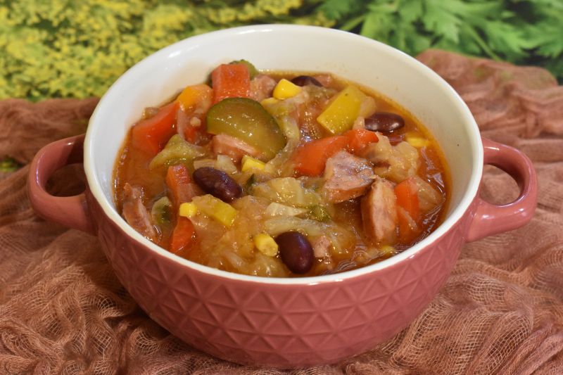 Meksykański bigos z młodej kapusty
