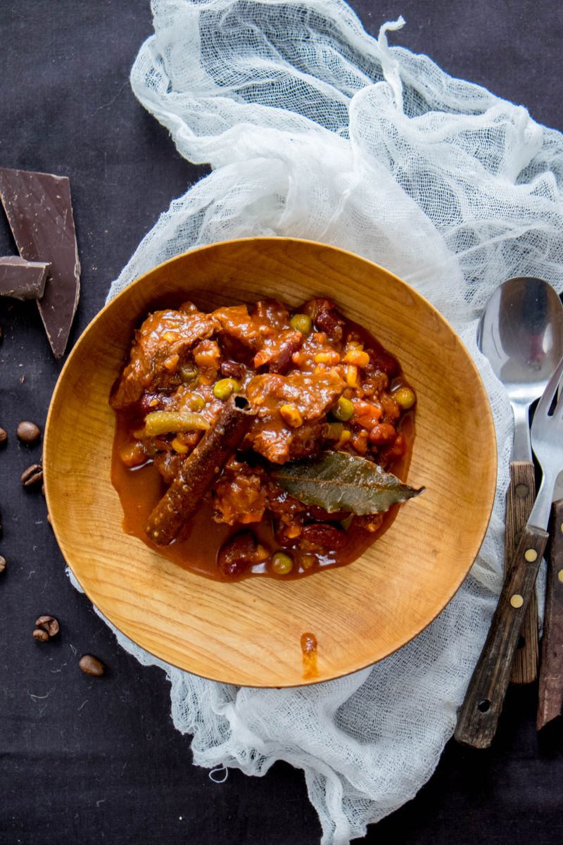 Meksykański gulasz z czekoladą i cynamonem 