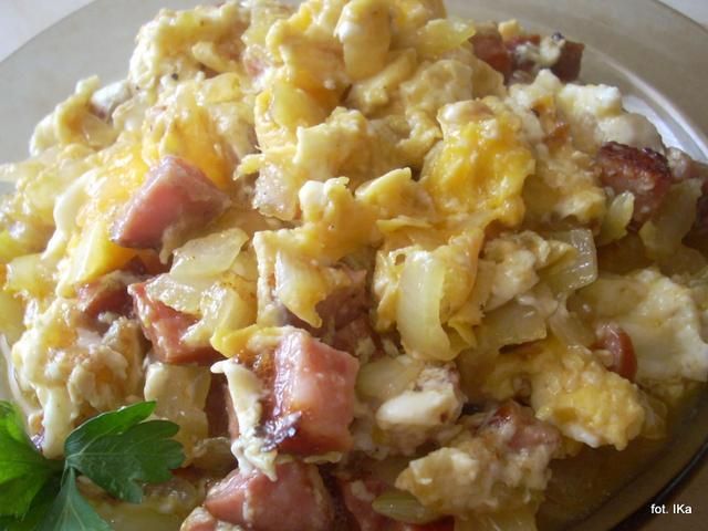 Męska jajecznica z cebulą i kiełbasą Męska jajecznica z cebulą i kiełbasą