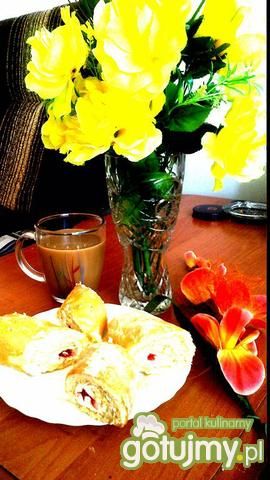 Mięciutka rolada z kremem i galaretką