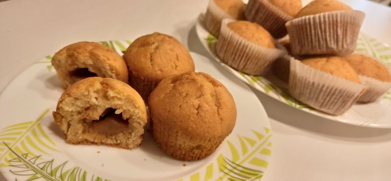 Miękkie babeczki z kajmakiem (krówkami) Miękkie babeczki z kajmakiem (krówkami)