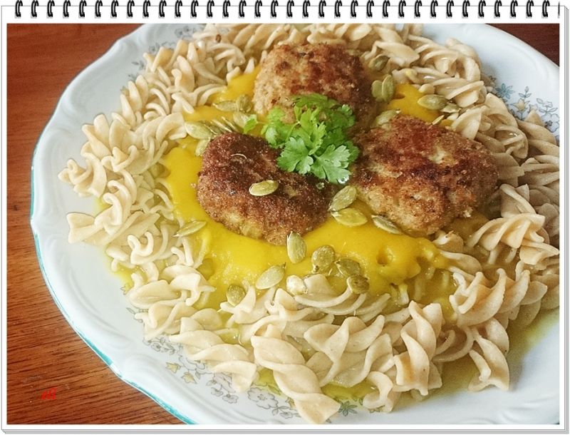 Mielone Eli z makaronem i sosem dyniowym