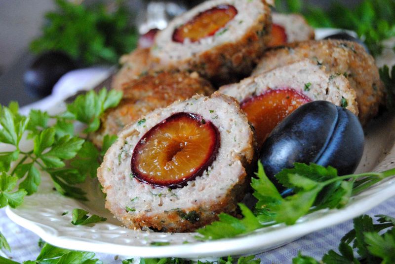 Mielone „knedle”  ze śliwką Mielone „knedle”  ze śliwką