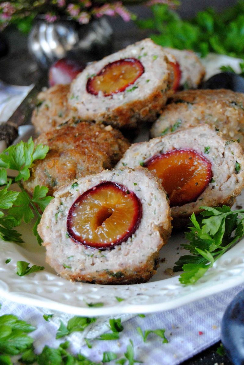 Mielone „knedle”  ze śliwką Mielone „knedle”  ze śliwką