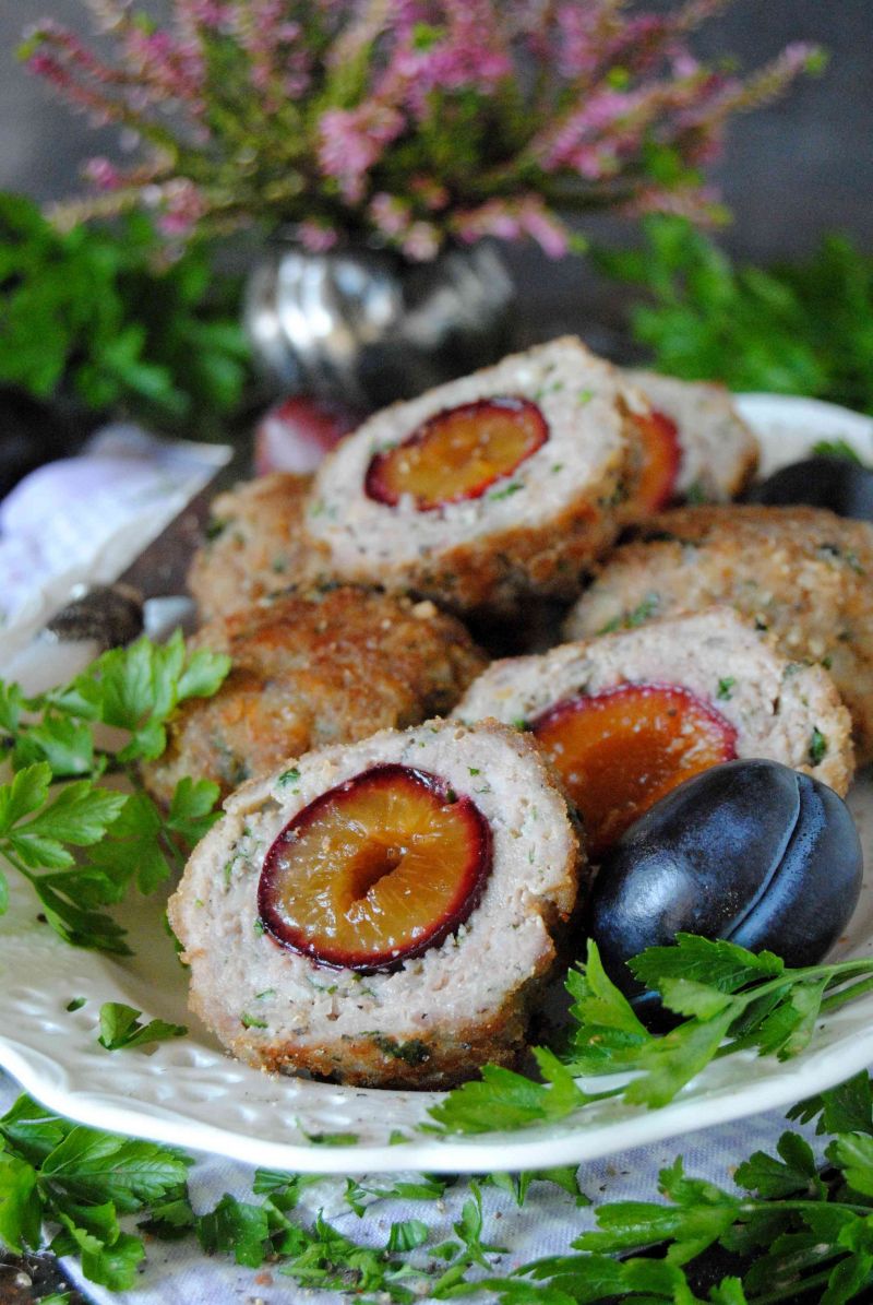 Mielone „knedle”  ze śliwką Mielone „knedle”  ze śliwką