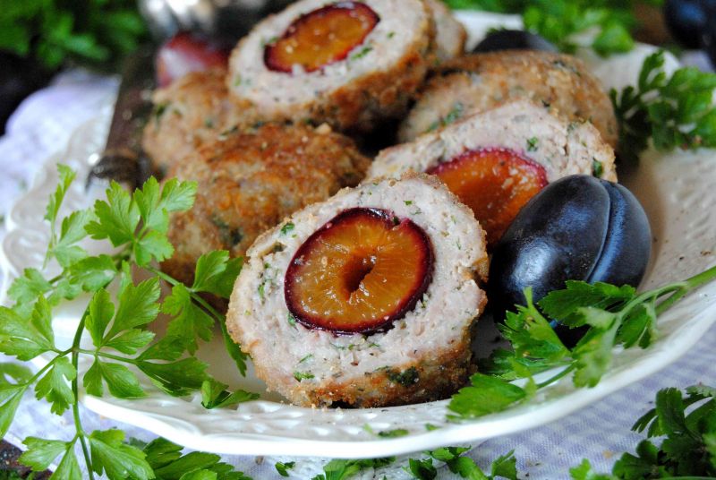 Mielone „knedle”  ze śliwką Mielone „knedle”  ze śliwką