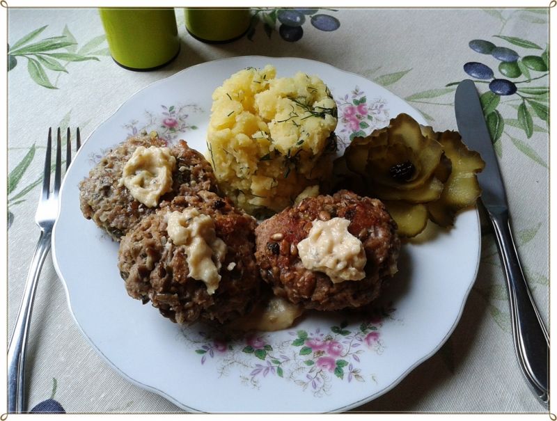 Mielone kotlety z kaparami i prażonym słonecz