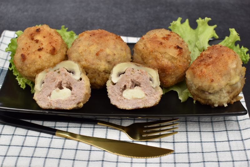 Mielone kotlety z mozzarellą w pieczarce Mielone kotlety z mozzarellą w pieczarce