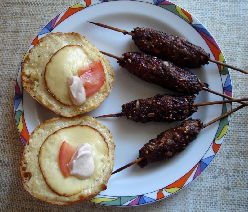 Mielone na szpadkach z sosem