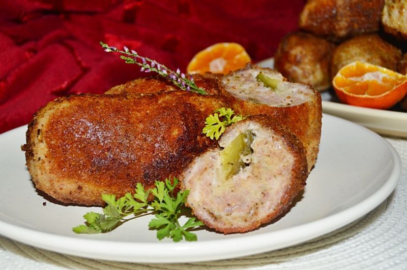 Mielone nadziane jabłkiem i kiszonym ogórkiem Mielone nadziane jabłkiem i kiszonym ogórkiem