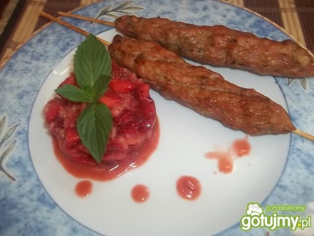 Mielone szaszłyki z salsą truskawkową