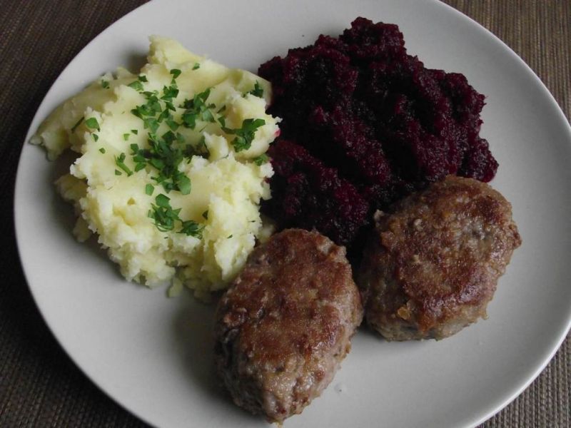 Mielone wieprzowo wołowe z czosnkiem i cebulą  Mielone wieprzowo wołowe z czosnkiem i cebulą