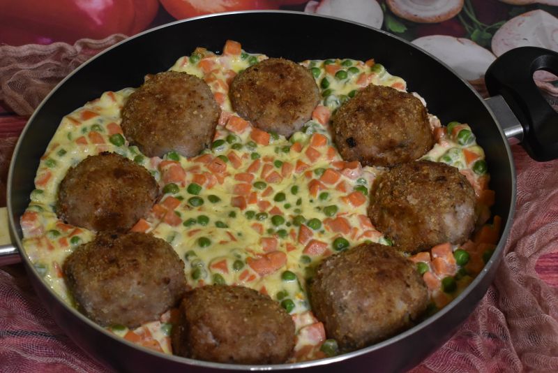 Mielone z groszkiem i marchewką